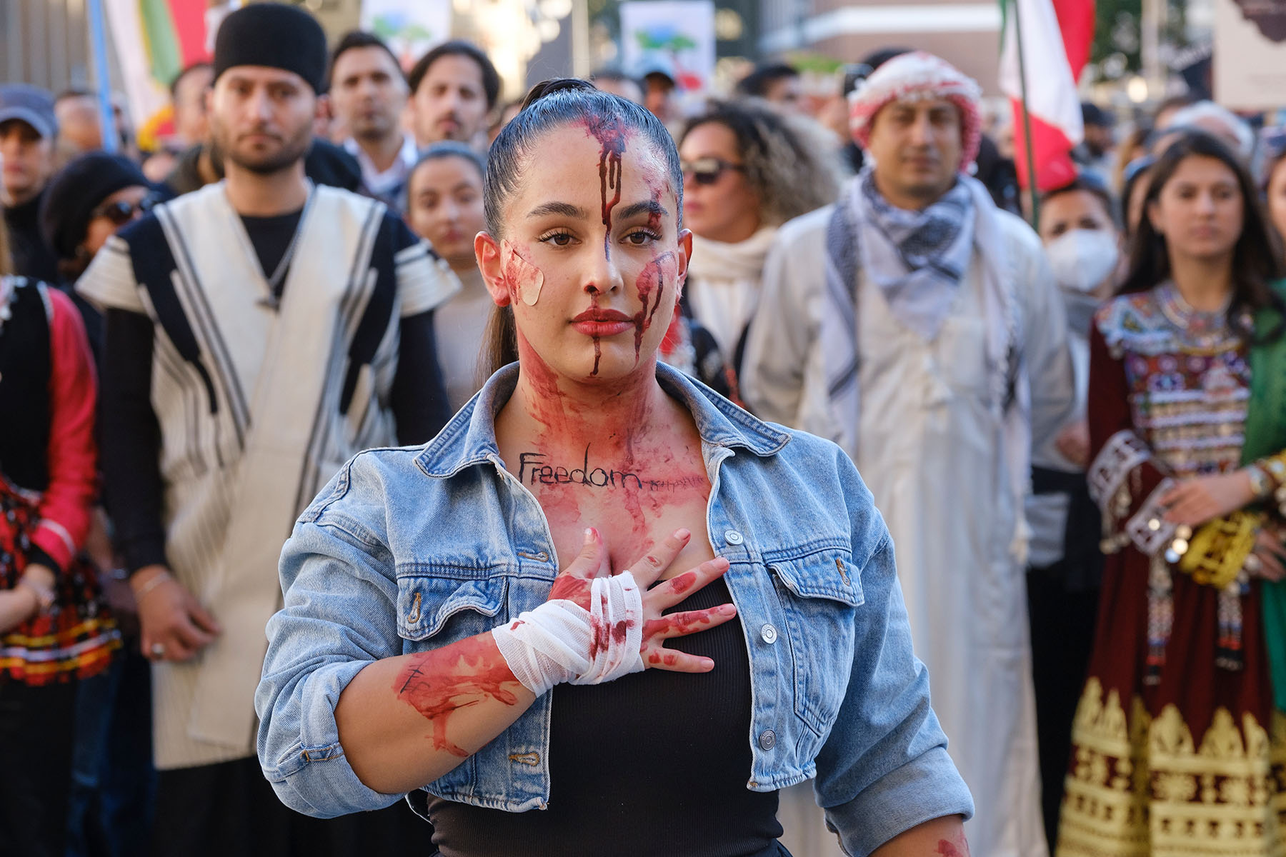 Proteste von Iraner*innen in Koeln vor dem Dom